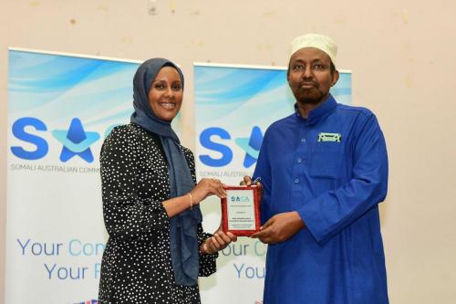 Sheikh Abdulqadir receiving Community recognition Award for his service to the Sydney Somali community